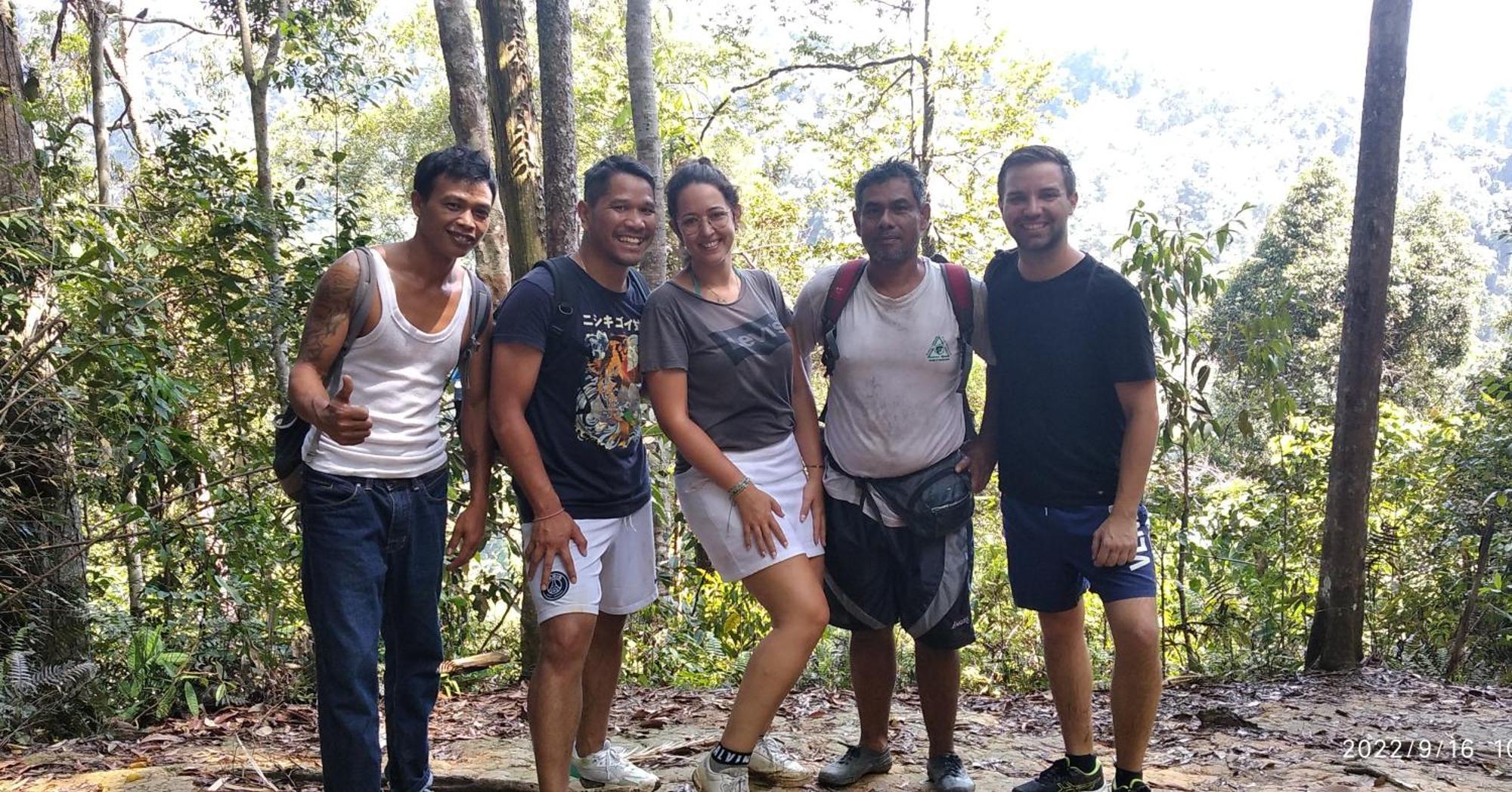 Orangutantreksumatra & Lovely Jungle Lodge Only Book If You Are Treking With Us Bukit Lawang Rum bild