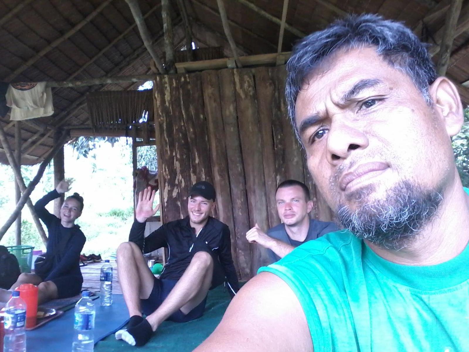 Orangutantreksumatra & Lovely Jungle Lodge Only Book If You Are Treking With Us Bukit Lawang Rum bild