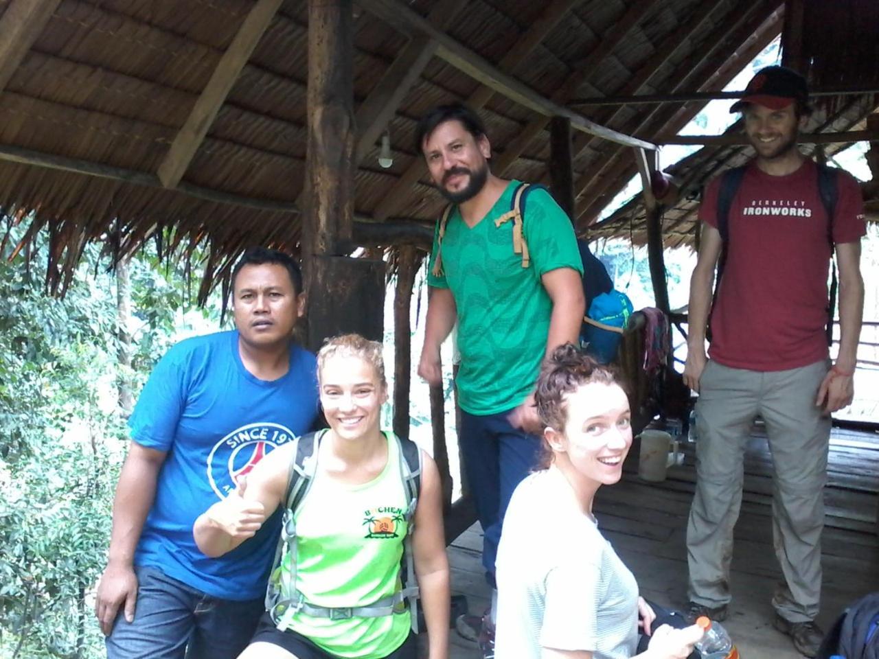 Orangutantreksumatra & Lovely Jungle Lodge Only Book If You Are Treking With Us Bukit Lawang Rum bild