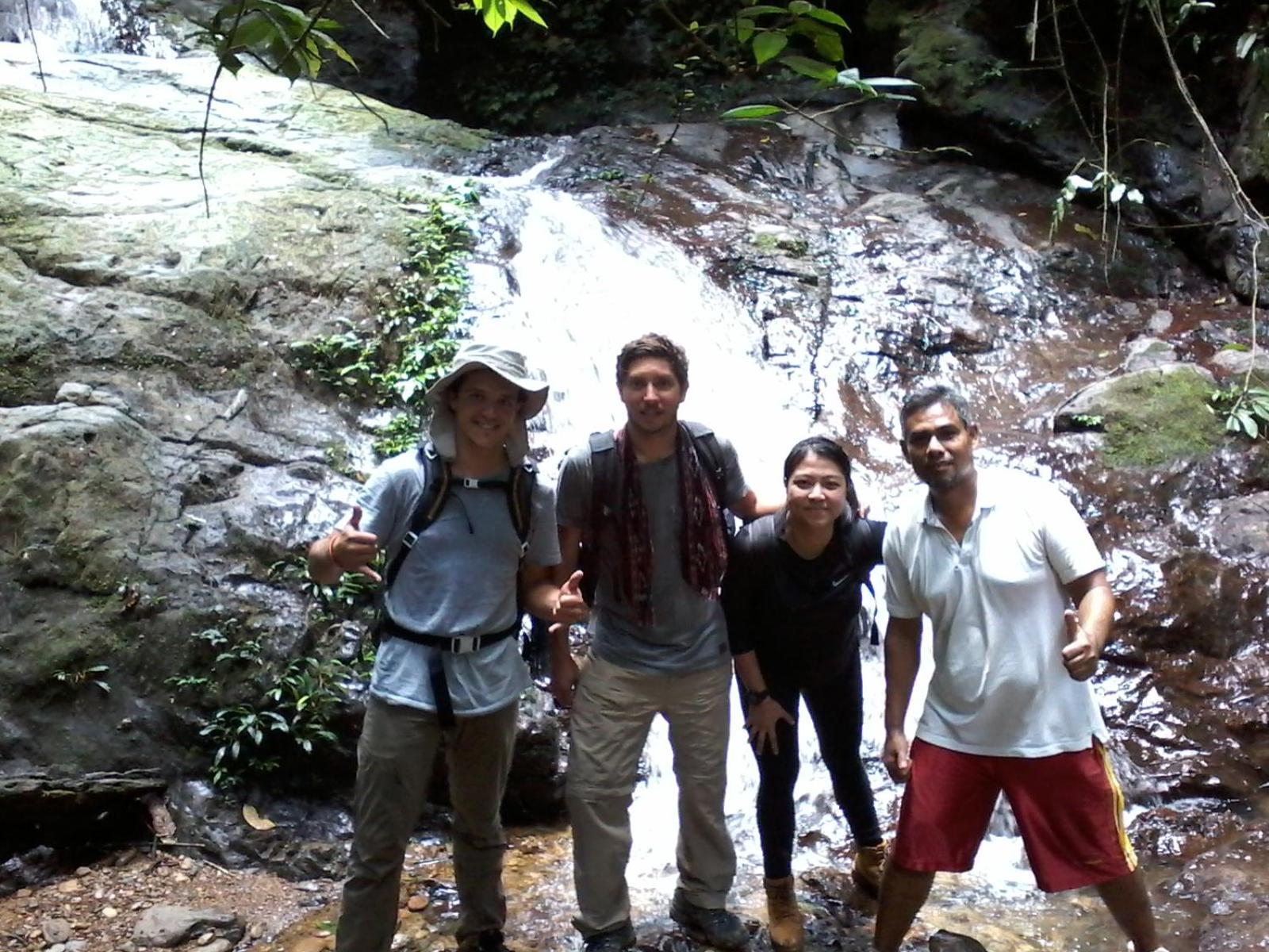 Orangutantreksumatra & Lovely Jungle Lodge Only Book If You Are Treking With Us Bukit Lawang Rum bild
