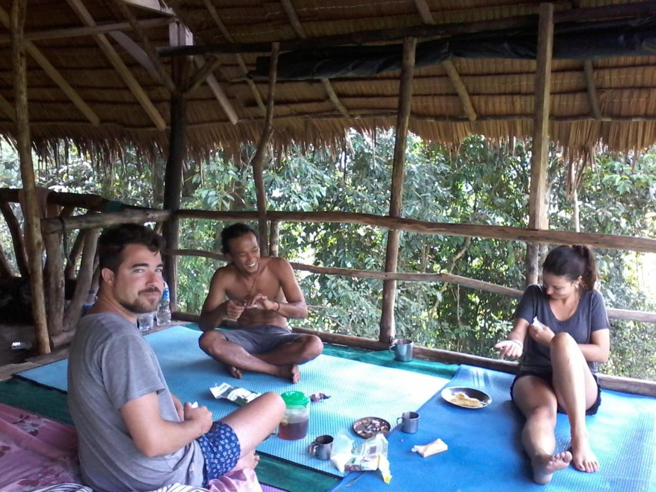 Orangutantreksumatra & Lovely Jungle Lodge Only Book If You Are Treking With Us Bukit Lawang Rum bild