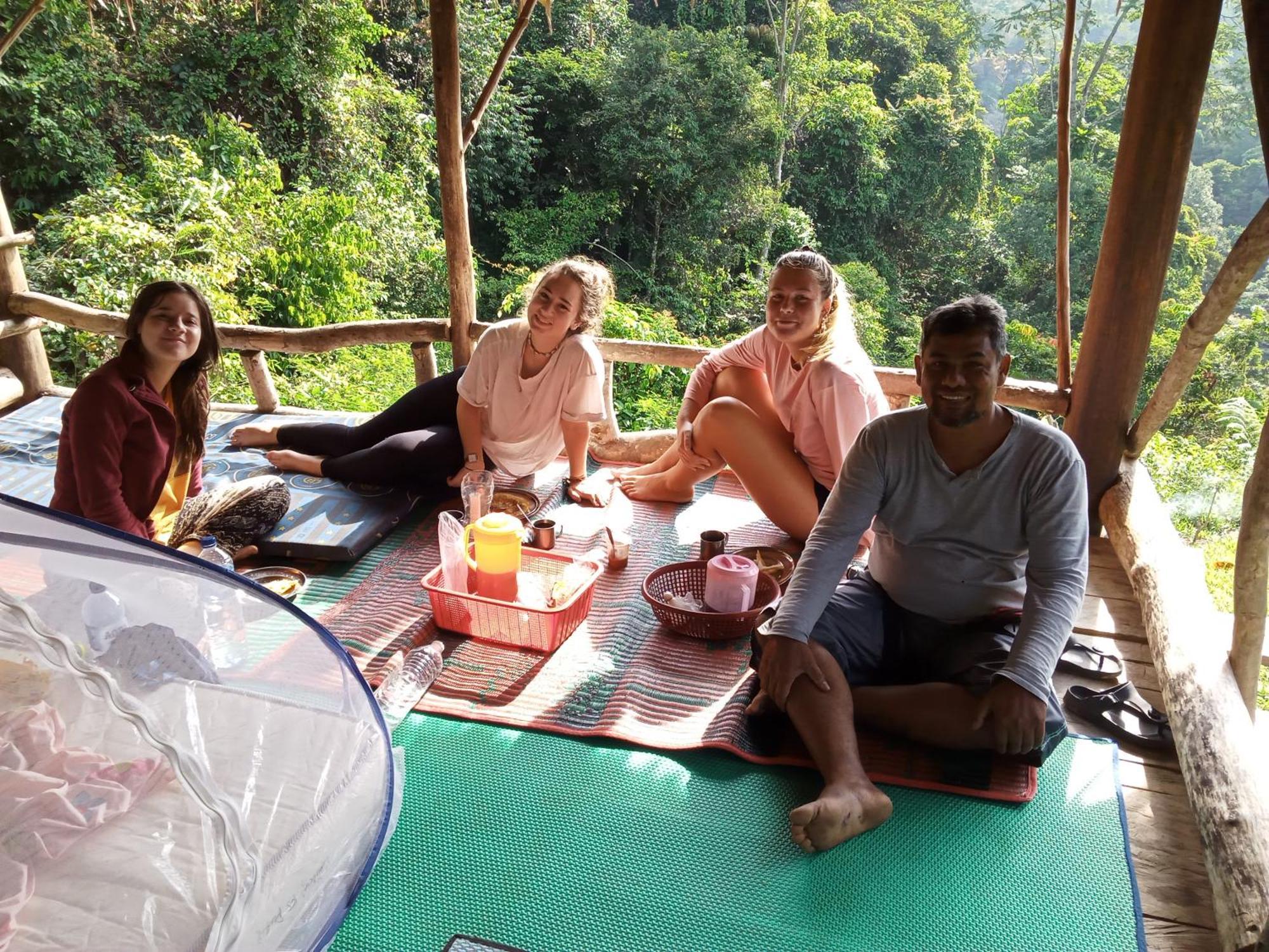 Orangutantreksumatra & Lovely Jungle Lodge Only Book If You Are Treking With Us Bukit Lawang Rum bild